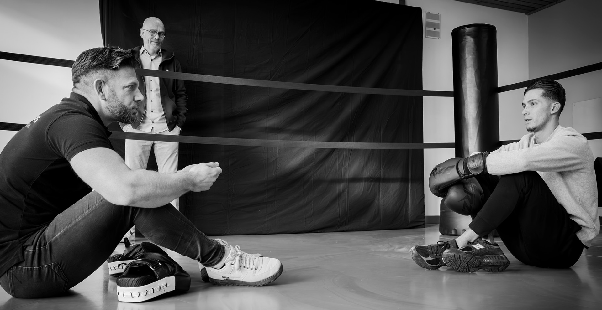 Bokstherapie — coach in gesprek met jongere in de ring